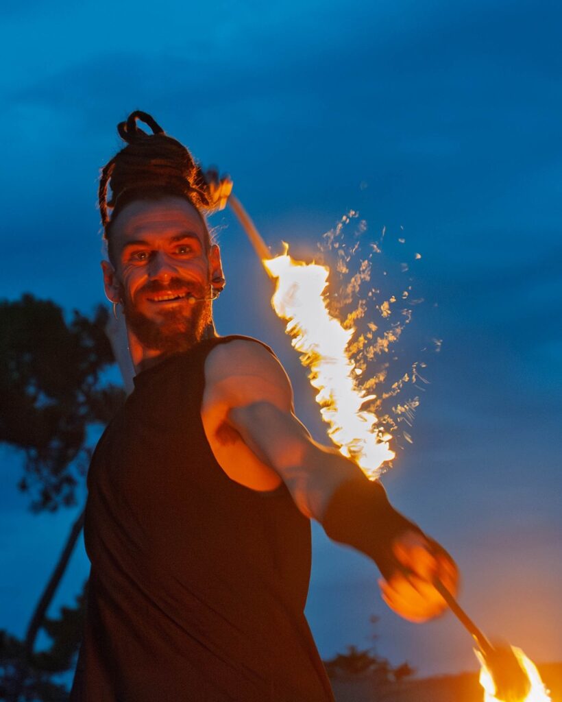 Capitaine Kawan manipulant des cordes de Feu
