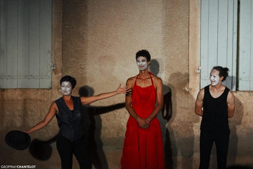 Collectif Les Herbes Folles — les trois interprètes en costume