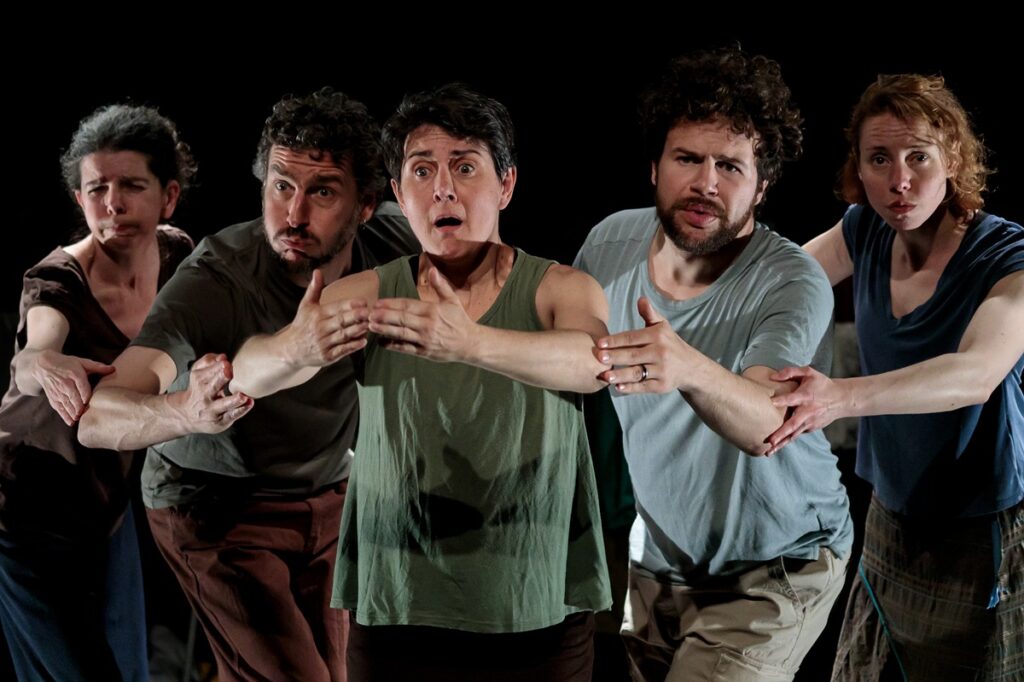 Compagnie des Corps Bruts — équipe en scène, théâtre gestuel