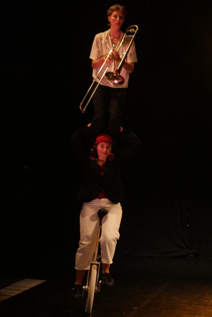 Duo Sans Guidon — Jana et Zoé avec trombone en scène