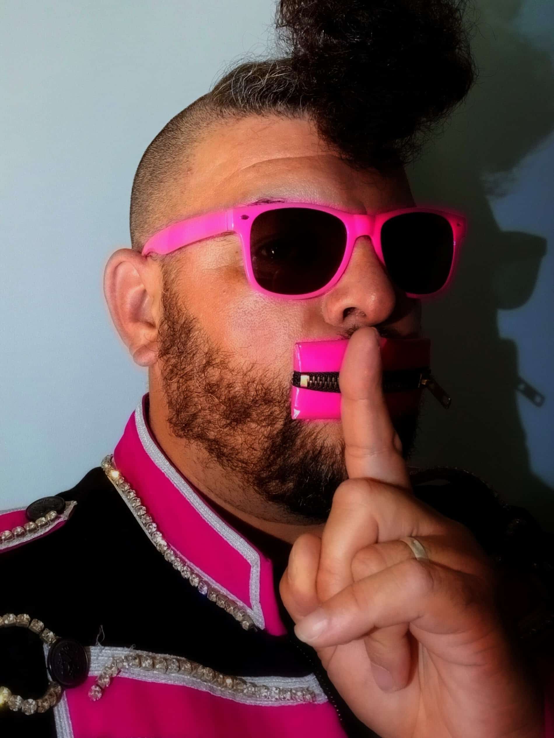MOTUSS — magicien de rue, univers noir et fuchsia