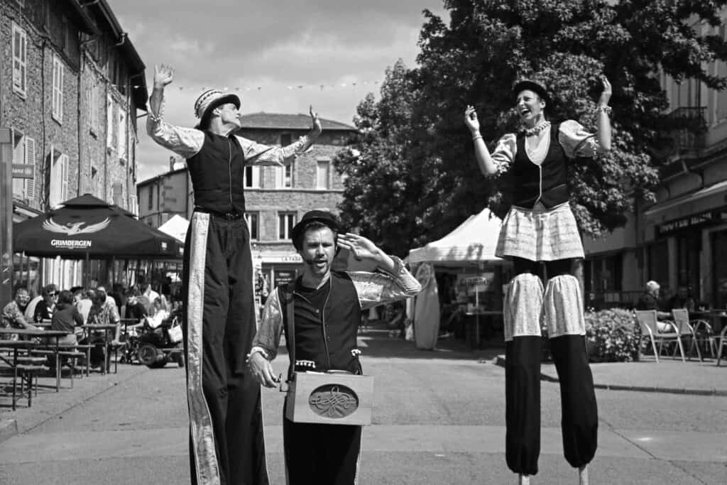 Les Pavés en Folie — déambulation échasses et orgue de barbarie
