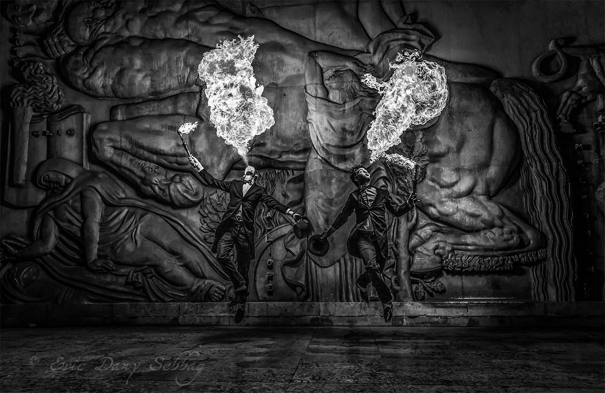 Baba et Andrey Das devant les bas-reliefs du Palais de Tokyo, photo Eric Dany