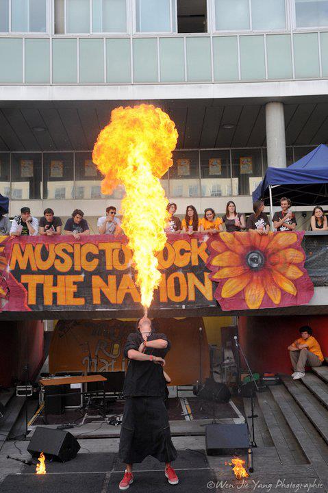 Baba — cracheur de Feu, photo Wen Jie Yang