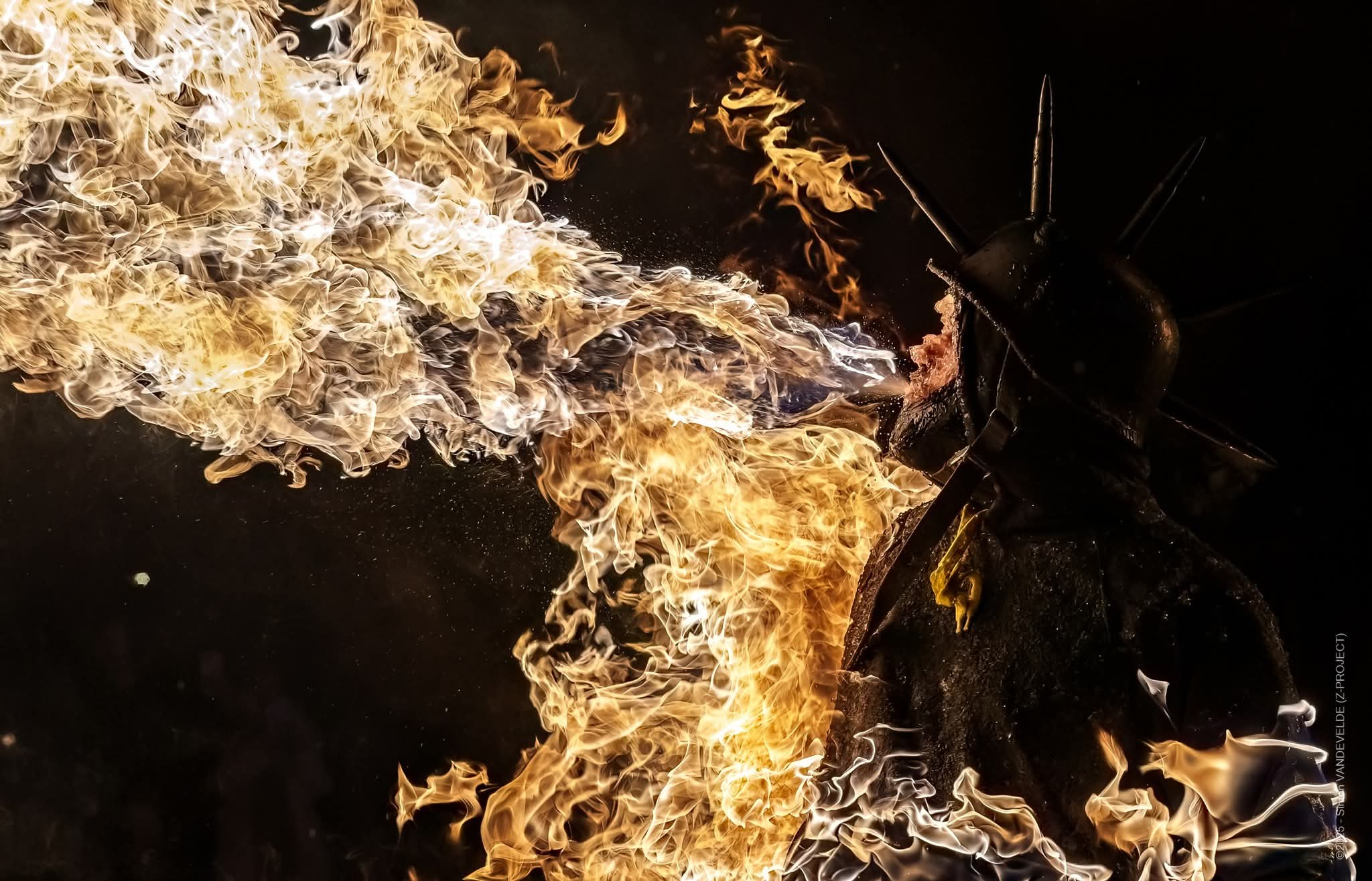 Danseur avec parapluie de Feu — première image marquante, photo Simon ZProject