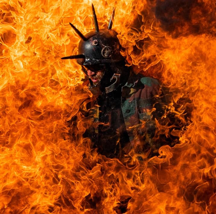 Flor Pyrogen — casque en flammes, torche humaine
