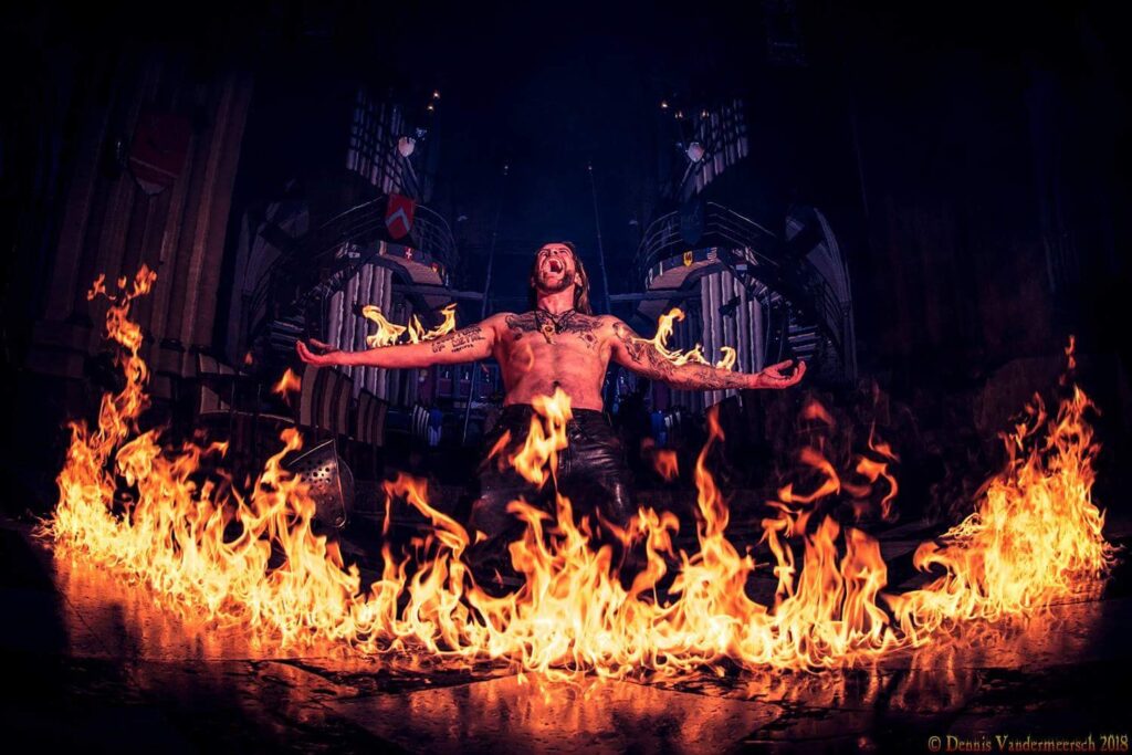 Flor Pyrogen — naked skin body burn dans une église, Belgique