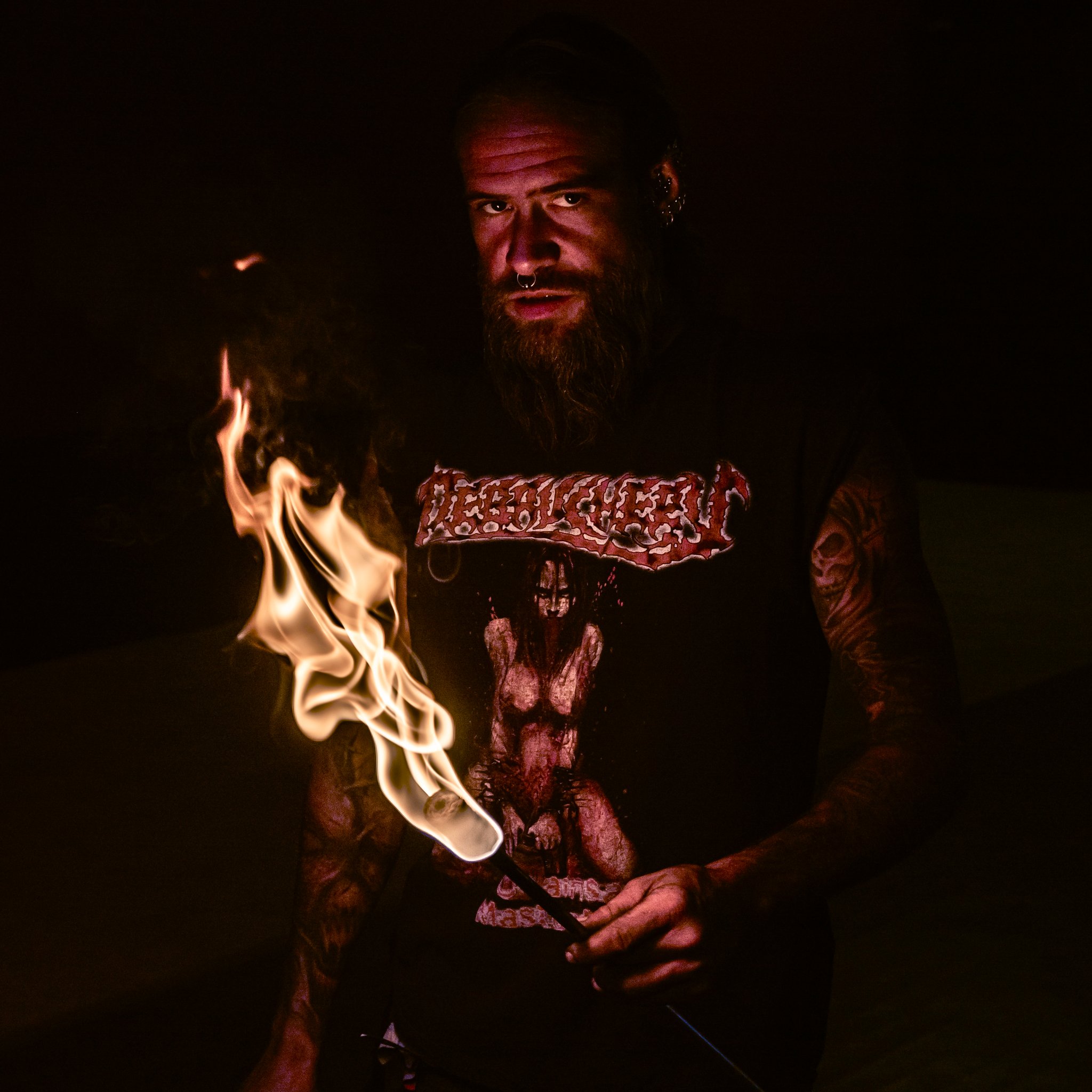 Flor Pyrogen — Fire Eating, corps tatoué et flammes