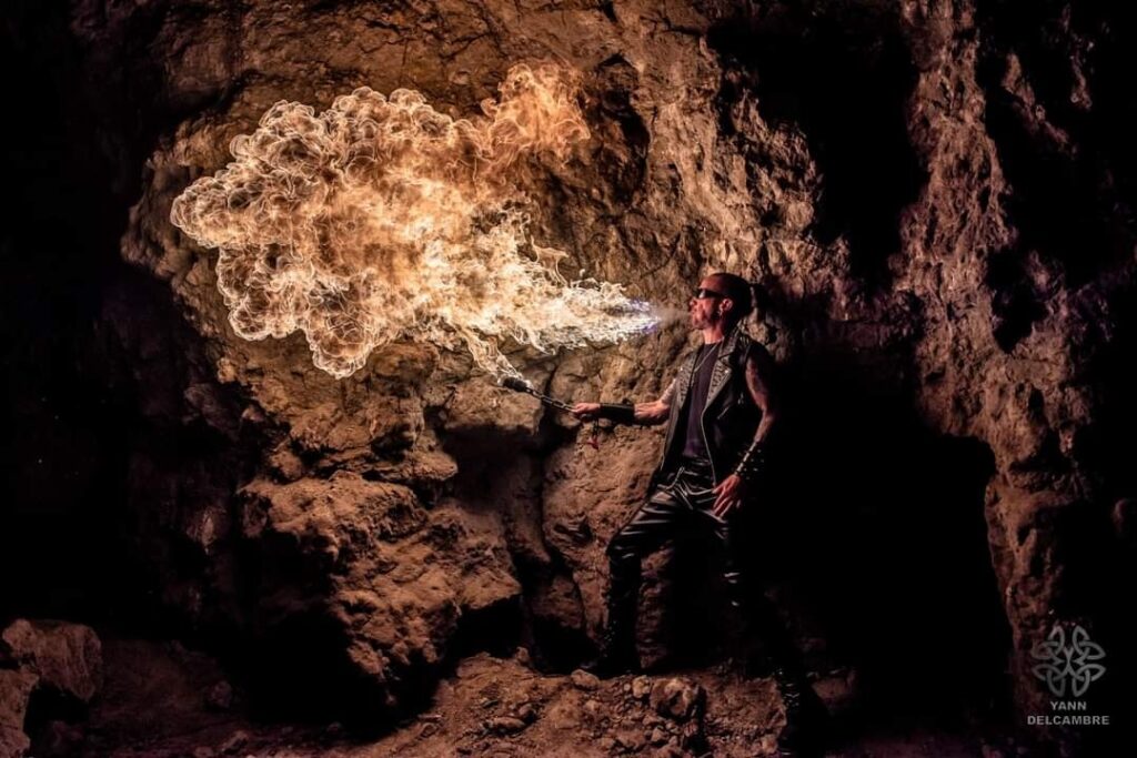 Syd cracheur de Feu — Feu dans une grotte et torche en maillons de chaîne soudés