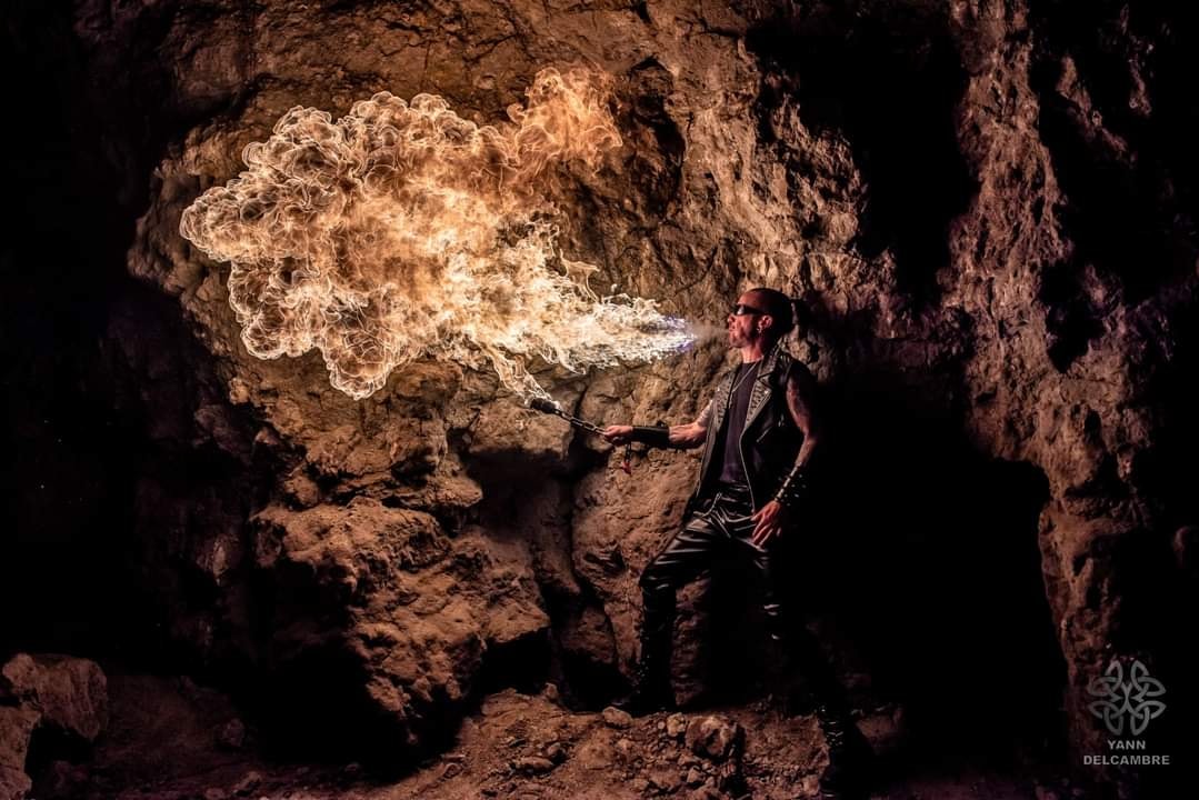 Syd cracheur de Feu — Feu dans une grotte et torche en maillons de chaîne soudés